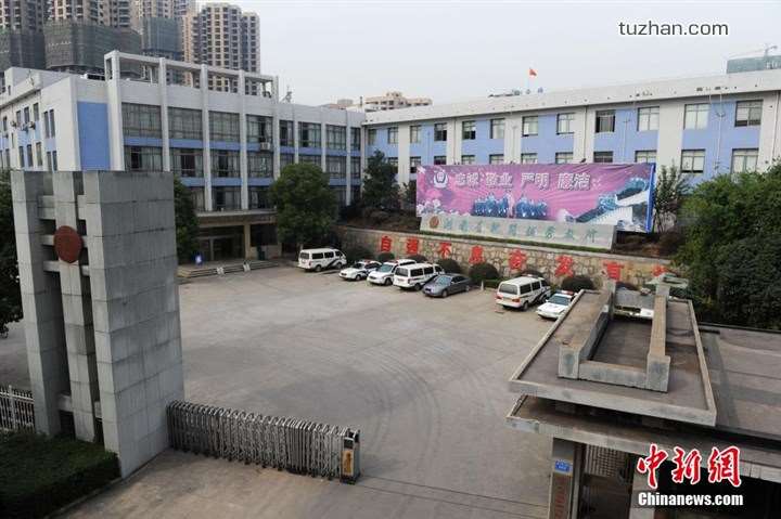 長沙市坪塘勞動教養(yǎng)管理所采購我公司定制生產(chǎn)的11KW二用一備自來水加壓泵站一套，本設(shè)備供水范圍為5公里，供水人數(shù)為3600人，目前本自來水加壓泵站運行平穩(wěn)，高效節(jié)能，受到了管理所的一致好評！